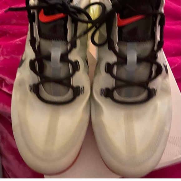 Nike - Picture 3 of 6